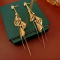Primer plano de pendientes de borla dorados con piedras cuadradas y colgantes de abanico - Estilo de Borla de Corazón de Pin de Plata / Chapado en Oro Real Dorado