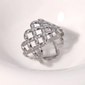 Anillo abierto de acero inoxidable pulido con diseños geométricos calados de cuatro pétalos - Ajustable / Color Acero