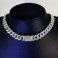 Dettaglio catena cubana hip hop argento con pietre luccicanti su busto da esposizione - Argento 45cm