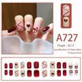 Vue détaillée de 24 faux ongles rouge foncé et crème avec motifs cœur et carreaux - Cœur Losange Rouge Foncé Crème (A727)
