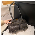 Dettaglio borsa tote grigio scuro con tasche a fibbia e finiture in oro vintage - Stile di base / Nero