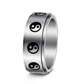 Detail eines 8mm Spinner-Rings mit gebürstetem Silber-Finish und Tai-Chi-Muster - US 6 / Silber