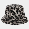 Détail du chapeau bob réversible à imprimé léopard avec coutures de bord renforcées - Taille unique / Grand Léopard Gris