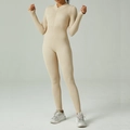 Naadloze geribbelde yoga jumpsuit met lange mouwen in abrikoos en rits aan de voorzijde - S / Khaki