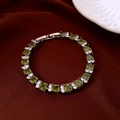 Detail eines silbernen Tennisarmbands mit ovalen olivgrünen Steinen auf roter Seide - Silber-Olivgrün (Quadratisch)