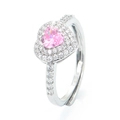 Detail eines Silberrings mit rosa Herzstein und klaren Zirkoniasteinen besetzt - Weißgold - Rosa Zirkonia