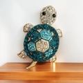 Vintage Cristallo Tartaruga Spilla per Donne Carino Strass Animale Cappotto Accessori - Grande Tartaruga Blu Con Arti Mobili. Dimensioni: 65*41*24 Cm. Peso: 29 G.