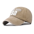 Dettaglio del ricamo bianco NEW YORK 92 su cappellino in cotone lavato color kaki - Regolabile / 92 Cachi
