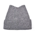 Primer plano de gorro de punto gris con orejas de gato y textura de lana suave - Gris