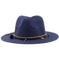 Détail d'un chapeau de paille bleu foncé avec glands, perles et décorations en coquillages - Bleu marine