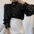 Elegante französische Spitzenbluse in Schwarz mit Perlenknöpfen und Stehkragen - S / Schwarz