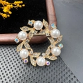 Broche couronne vintage dorée avec perles blanches et cristaux brillants au design rond - BZ050 Couronne Irisée de Perles