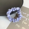 Scrunchie aus hellviolettem Satin auf einem minimalistischen schwarzen Präsentierteller - Satin / Hellviolett Einfarbig