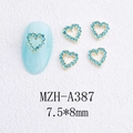Vue macro de charmes d'ongles cœur doré 7,5x8mm avec cristaux bleus et évidés - Style Cœur d'Amour Évidé Avec Zircon Bleu (A387)