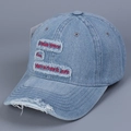 Dettaglio cappello da baseball in denim invecchiato con ricamo rosso motivazionale - M (56-58cm) / Azzurro