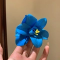 Detaillierte Nahaufnahme einer leuchtend blauen Stoffblumen-Haarklammer mit gelbem Kern - Stoff Künstliche Blume Stil (71#) / Blau