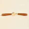 Dettaglio della sottile cintura elastica marrone con due fibbie metalliche dorate tonde - Cammello