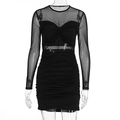 Dettaglio dell'abito in rete nera con corpo arricciato ed elegante scollo a nodo intrecciato - S / Nero