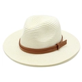 Détail d'un chapeau fedora en paille crème avec ruban en cuir brun et boucle décorative - M (56-58cm) / Crème