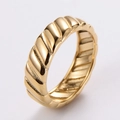 Vista macro del anillo de acero inoxidable chapado en oro 18K con textura de neumático - US 6 / Dorado