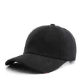 Klassische schwarze Baumwoll-Basecap mit markanten roten Distressed-Details am Schirm - Schwarz