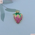 Détail macro du pendentif fraise doré 12x17mm avec pierres roses et émail vert brillant - Fraise en Zircone Rose