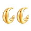 Pendientes de aro grandes de media luna hueca chapados en oro de 18K en fondo blanco - Dorado