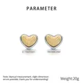 Dettaglio degli orecchini a cuore in acciaio inossidabile placcato oro 18K con texture - Stile Cuore Texture Ondulata (KE118746-SP)