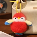 Pendentif oiseau en peluche rouge avec ailes colorées accroché à un sac en toile - Rouge