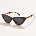 Retro triangle cat-eye sunglasses with black frame and tortoiseshell temples for a chic look - Tortoise Grey