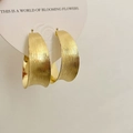 Vintage goldene Ohrringe mit gebürsteter Metalloberfläche im breiten Design - Gebürstete gestreifte breite Schnalle