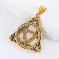 Dettaglio del ciondolo dorato con nodo celtico Triquetra su pietra bianca - Oro Vintage (senza catena)