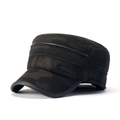 Gorra militar de invierno gruesa en camuflaje oscuro con visera de cuero y logo lateral - Camel