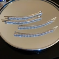 Dettaglio di quattro fermagli per capelli argentati con strass lucidi su vassoio specchio - Argento Stile 3 (Set da 4)