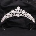 Primer plano de una tiara de novia plateada con diamantes en fondo de seda negra - Diamante de Imitación Claro Clásico / Plata Gruesa Diamantes de Imitación Blancos