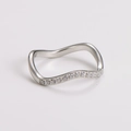 Dettaglio macro di un anello ondulato in acciaio inossidabile con zirconi incastonati - US 6 / Argento (Acciaio)