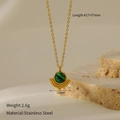 Macro-opname van 12mm smaragdgroene hanger aan een gouden roestvrijstalen ketting - Malachiet Goud/Halve Cirkel
