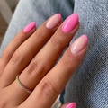 Unghie finte a mandorla rosa acceso e nude con glitter dorati e finitura lucida - Rosa Fuchsia Stile Francese con Glitter Dorati(JP3744)