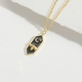 Collar dorado con colgante de abeja hexagonal negro y detalle de luna en fondo piedra - Negro
