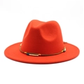 Dettaglio del cappello fedora rosso con fascia decorativa di perline e tesa larga - Rosso Arancio