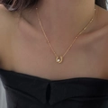 S925 Silber Vintage Goldkette mit Hufeisenanhänger und eleganter Perle an einem Modell - 925er Silber / Gold