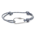 Detail eines grau gestreiften Seilarmbandes mit silbernem Karabinerverschluss aus Metall - Nr. 01 Grau mit blau-weißen Streifen