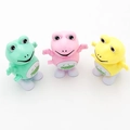 Trois grenouilles jouets à remonter en plastique vert, rose et jaune vif - Grenouille