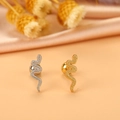 Makro-Detail von gold- und silbernen Schlangen-Ohrsteckern mit Schuppentextur - 11# (Einfache Schlange)