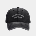 Detalle del bordado blanco en gorra de béisbol de mezclilla gris oscuro lavado - Ajustable / Negro