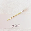 Elegant wavy gold hair clip with large white pearl accent on a minimalist card - Wave Pearl (3523)