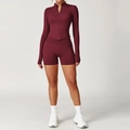 Burgunderrotes Sportset für Damen mit langärmeligem Oberteil und High-Waist-Shorts - S / Jacke + Shorts / Kirschrot