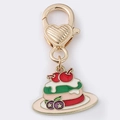 Ciondolo a moschettone dorato con decorazione a torre di pancake alle ciliegie smaltata - Torta
