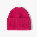 Bonnet en grosse maille rose fuchsia avec motif côtelé vertical et large revers femme - Rose rouge