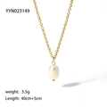 Vue détaillée du pendentif perle d'eau douce sur chaîne en acier plaqué or 18 carats - Collier Pendentif Perle Ovale (YYN023149)